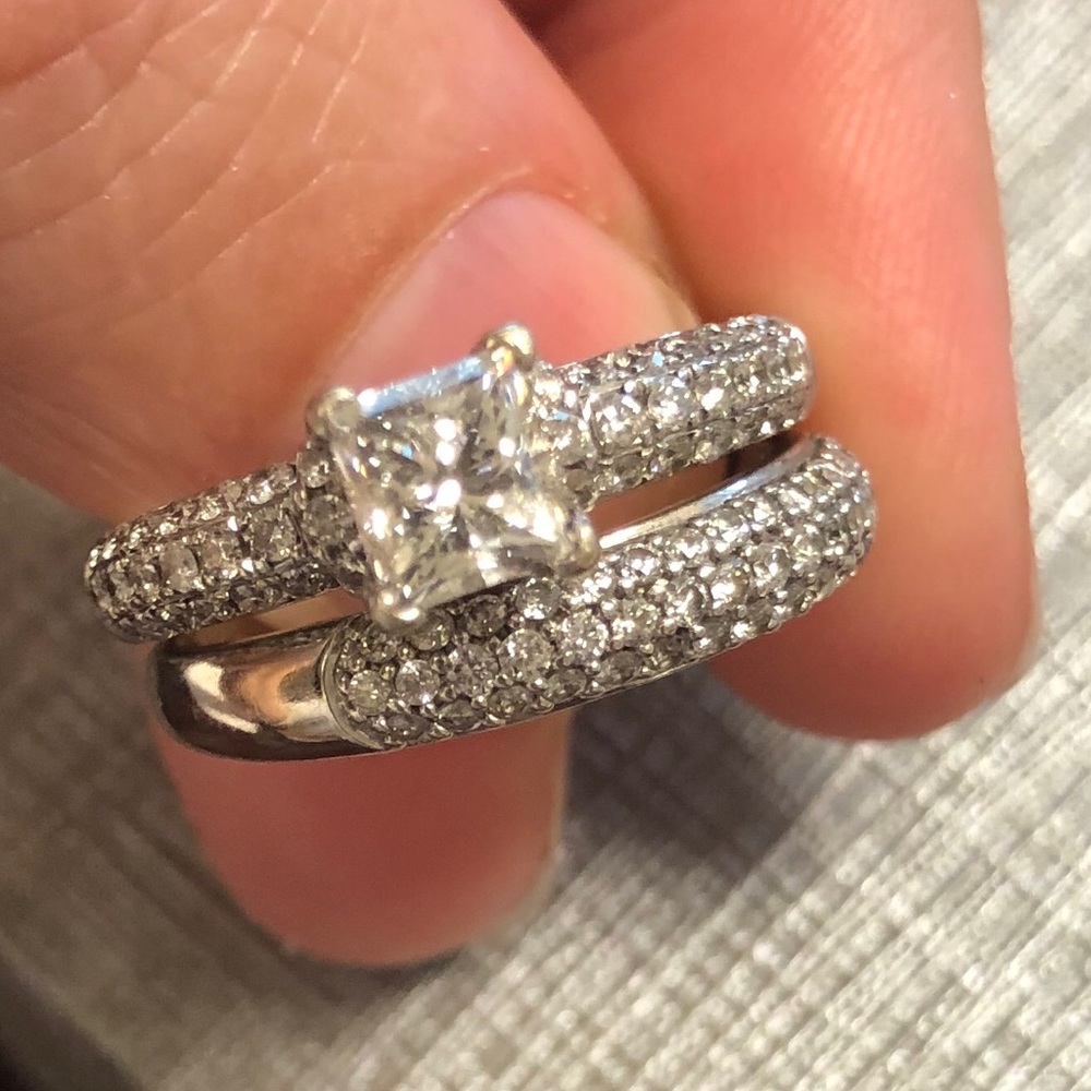 Beautiful 2 carat wedding set or engagement ring.